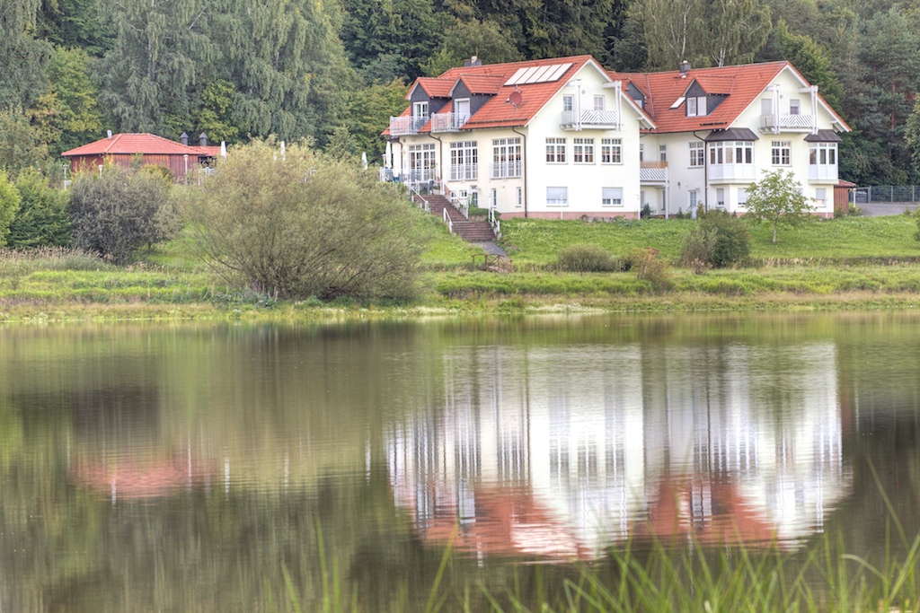 Unser Hotel von der gegenüberliegenden Seeseite