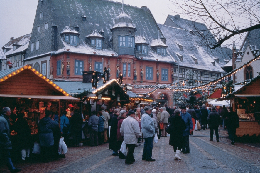 Goslar: Weihnachtsmarkt mit Kaiserworth im Hintergrund.