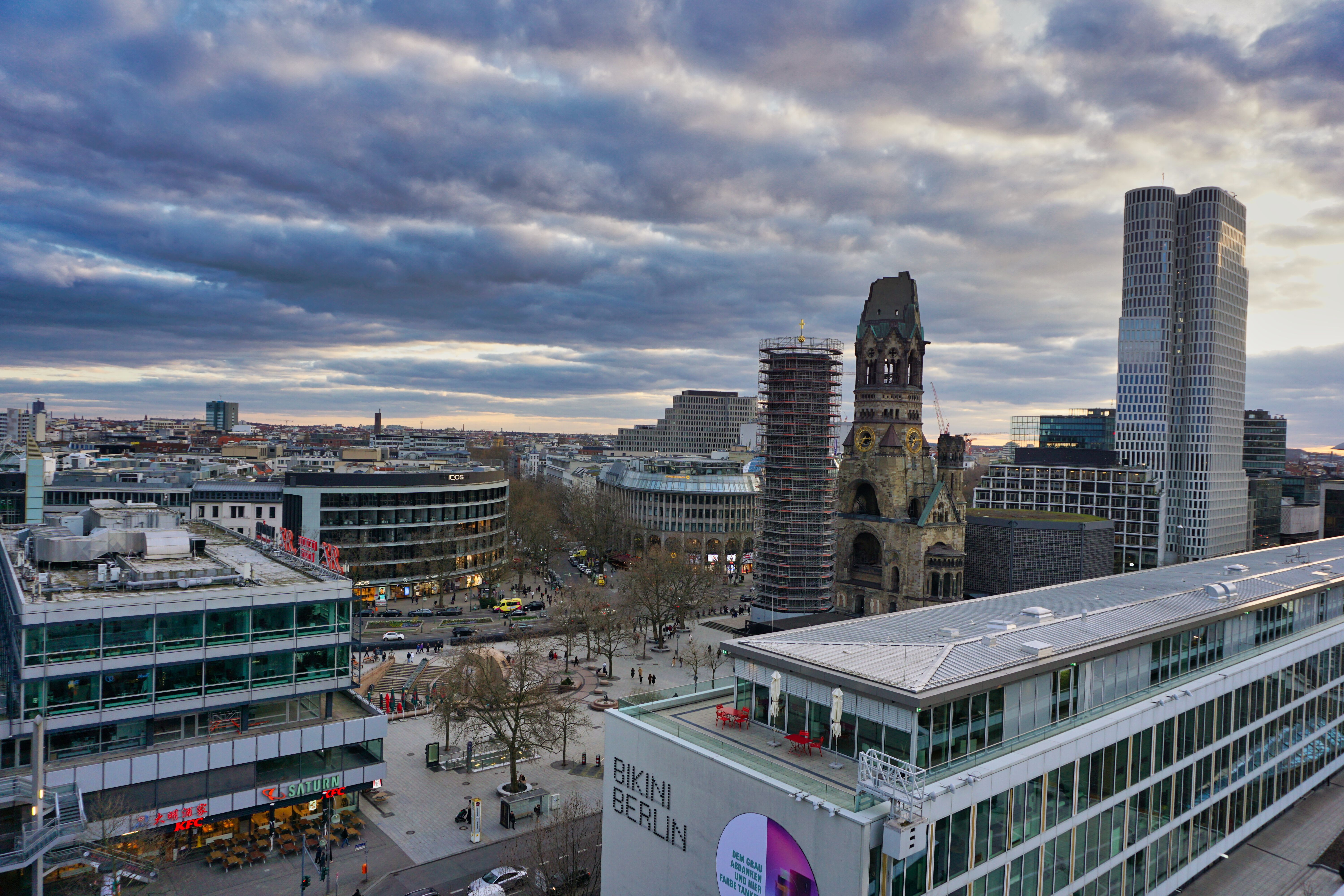 Ausblick über Berlin von der Monkey Bar im 25hours Hotel Bikini.
