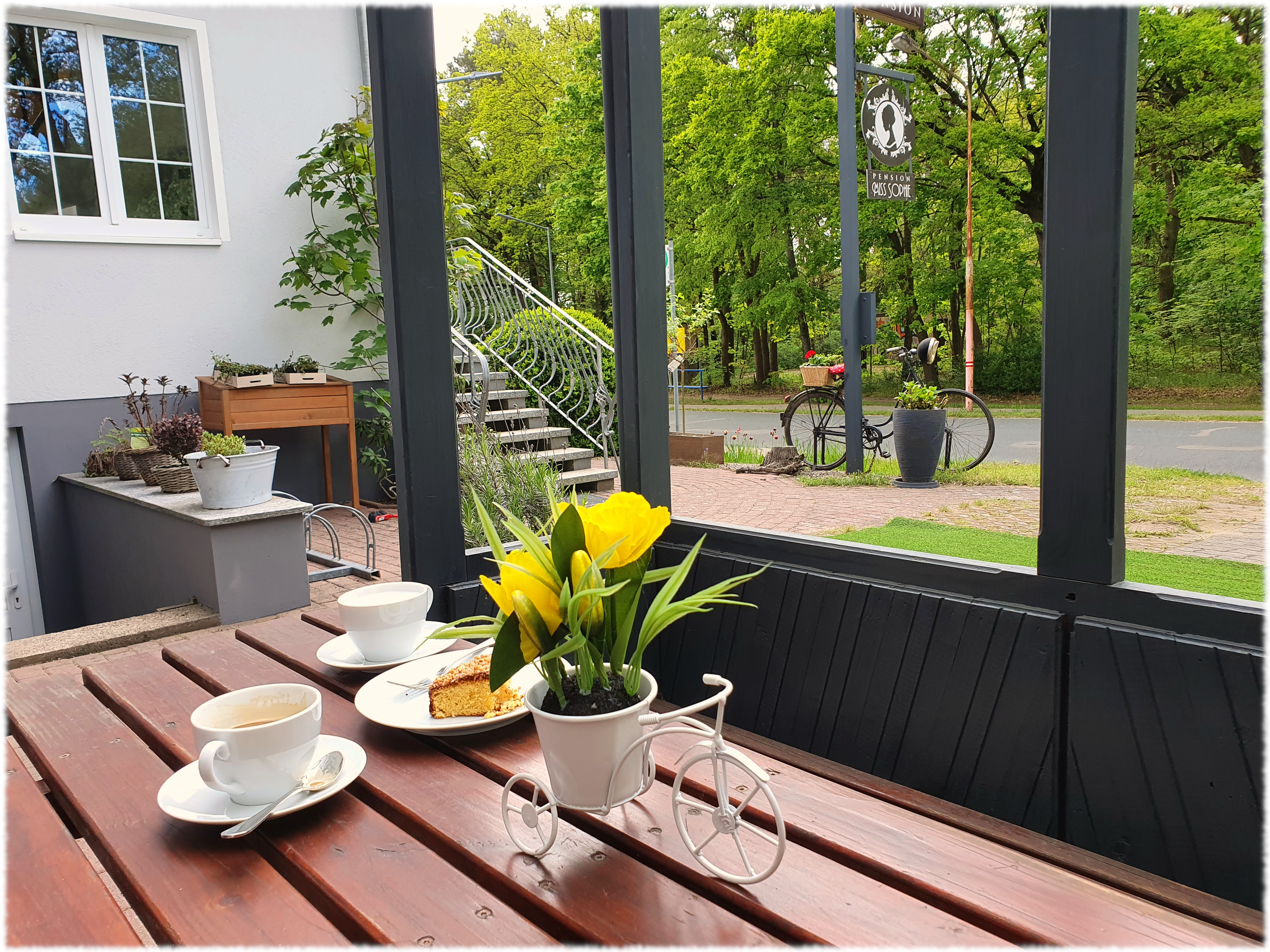 Terrasse der Pension Miss Sophie, Kyritz.
