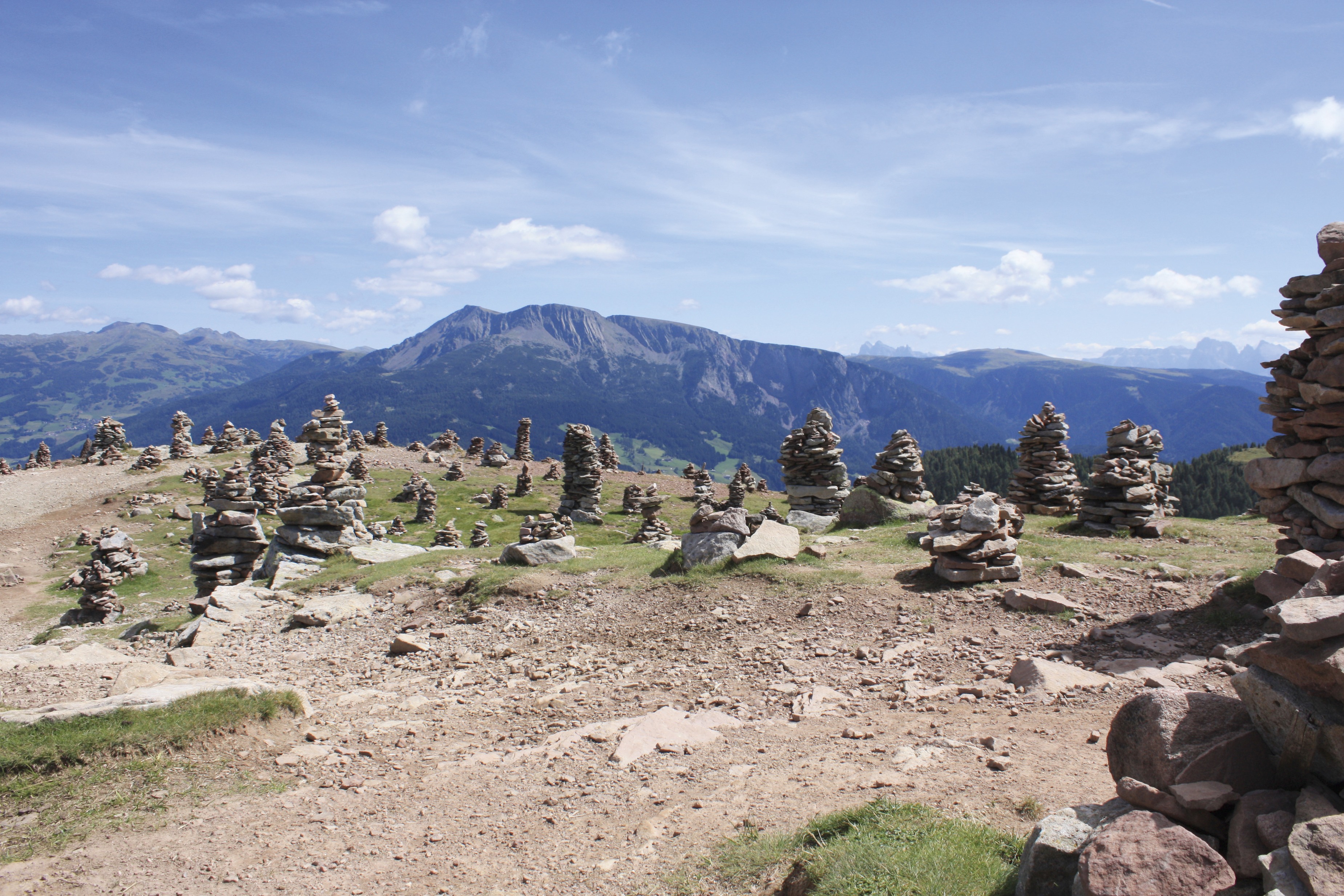 Die „Stoanernen Mandln“ – Kult-, Hexen- und Kraftplatz im Südtiroler Sarntal. Rundherum gibt es 30 Urlaubshöfe von „Roter Hahn“. 
