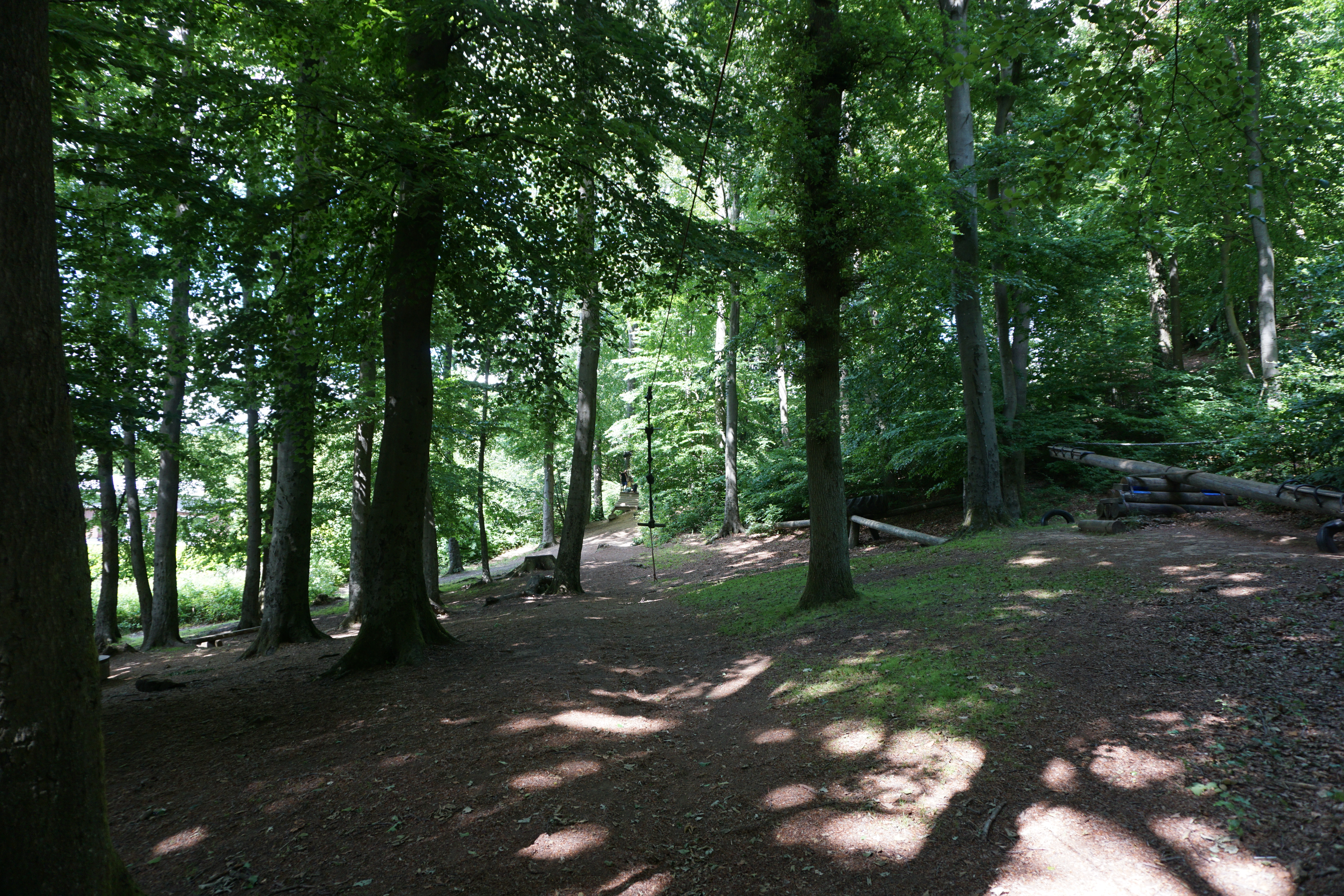 Waldspielplatz mit Spielhaus und Spielwiese, Lagerfeuer- und Grillplatz am Haus Ascheloh, Halle (Westfalen).
