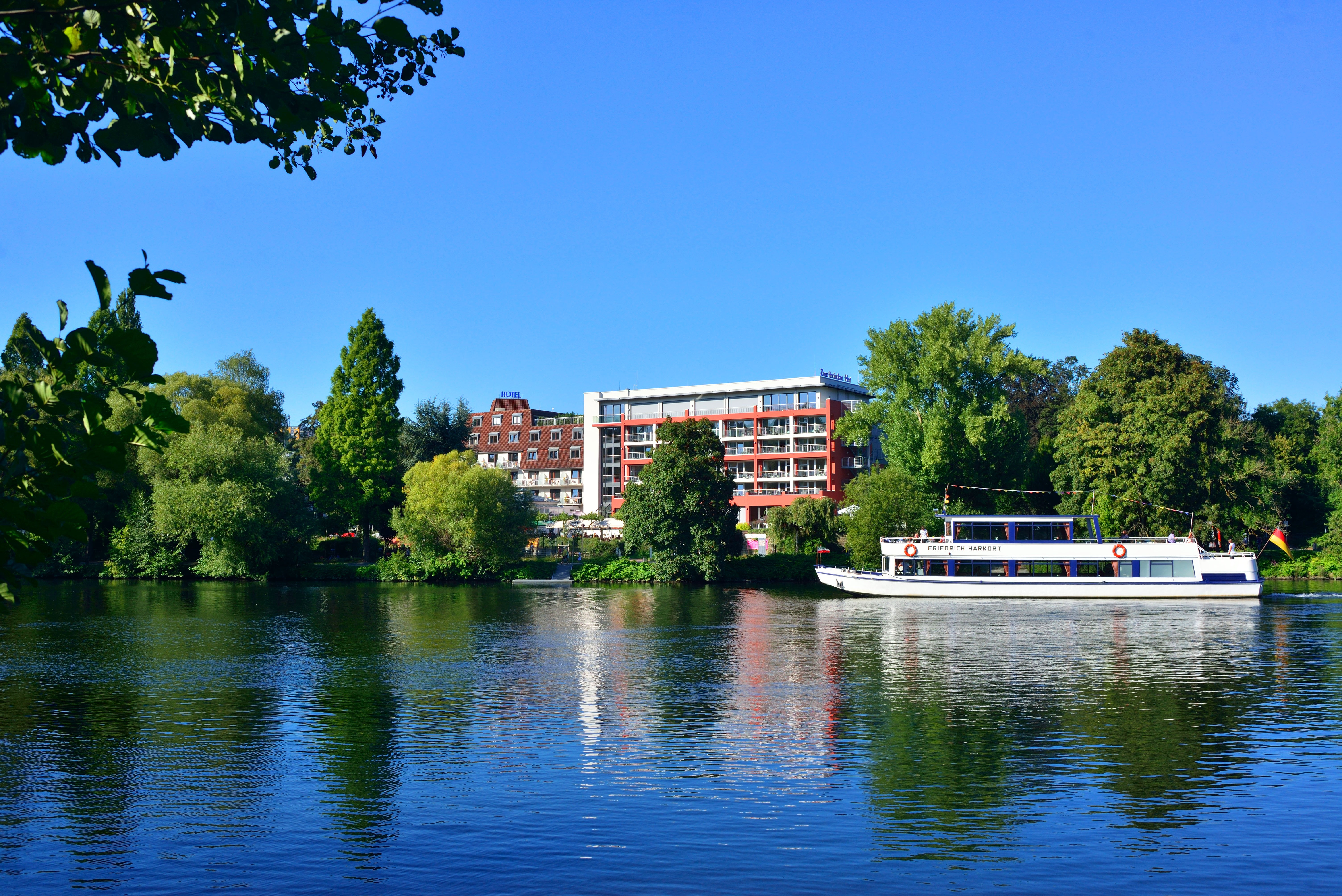 Blick vom Ufer auf das Hotel Zweibrücker Hof.
