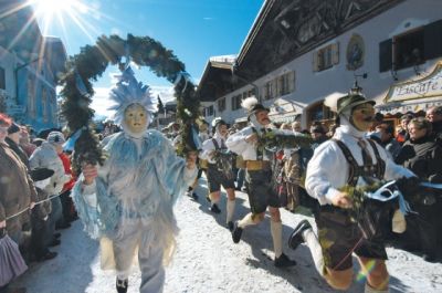 Maschkera auf der Sprungschanze: