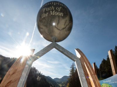 Nicht auf dem Holzweg wandern, sondern auf dem Mondpfad: