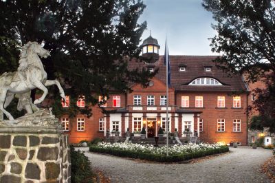 Schloss Basthorst um Waldresidenz erweitert