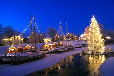 Schwimmender Weihnachtsbaum im Lichtermeer