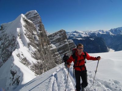 Mit Schlafsack im Schneefeld: