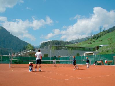 Tennis mit Bergkulisse