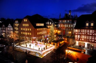 Weihnachtlicher Markt in Frankenberg mit Eisarena und Budenzauber