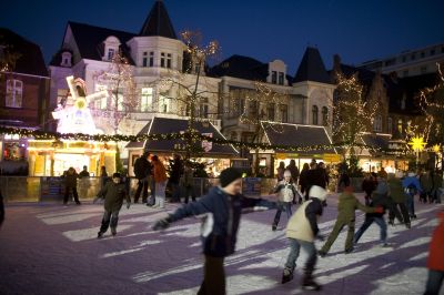 Eislaufen vor dem historischen Badehaus