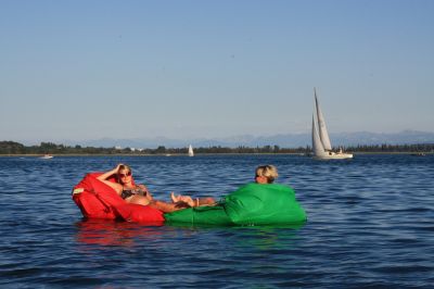 Sich mit dem Sitzsack auf dem Bodensee treiben lassen